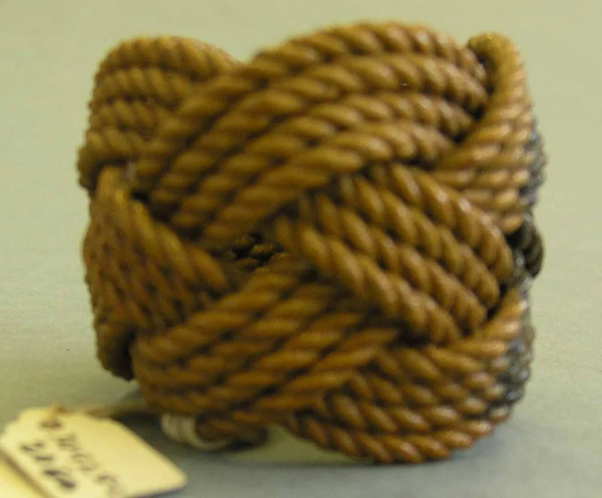 Servetring gevlochten uit touw met een geknoopt macramé-patroon