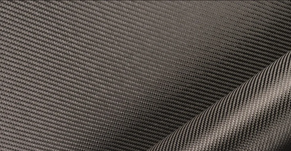 Close-up van een opgerolde textielrol met een fijn geweven patroon